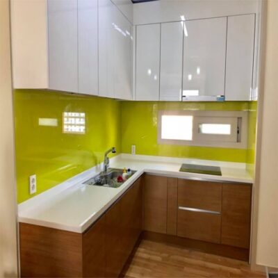 Kính màu ốp bếp